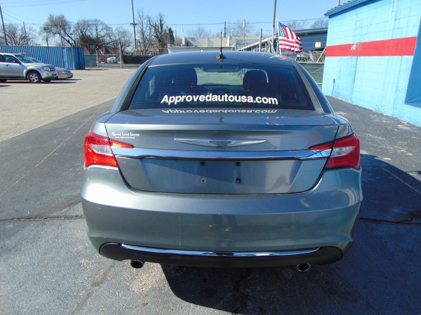 2012 Silver Chrysler 200 (1C3CCBCG9CN) with an V6 Flex Fuel 3.6 Liter engine, Automatic, 6-Spd w/Overdrive and AutoStick transmission, located at 2105 Dixie Hwy, Louisville, KY, 40210, (502) 772-3333, 38.220932, -85.795441 - Photo#11